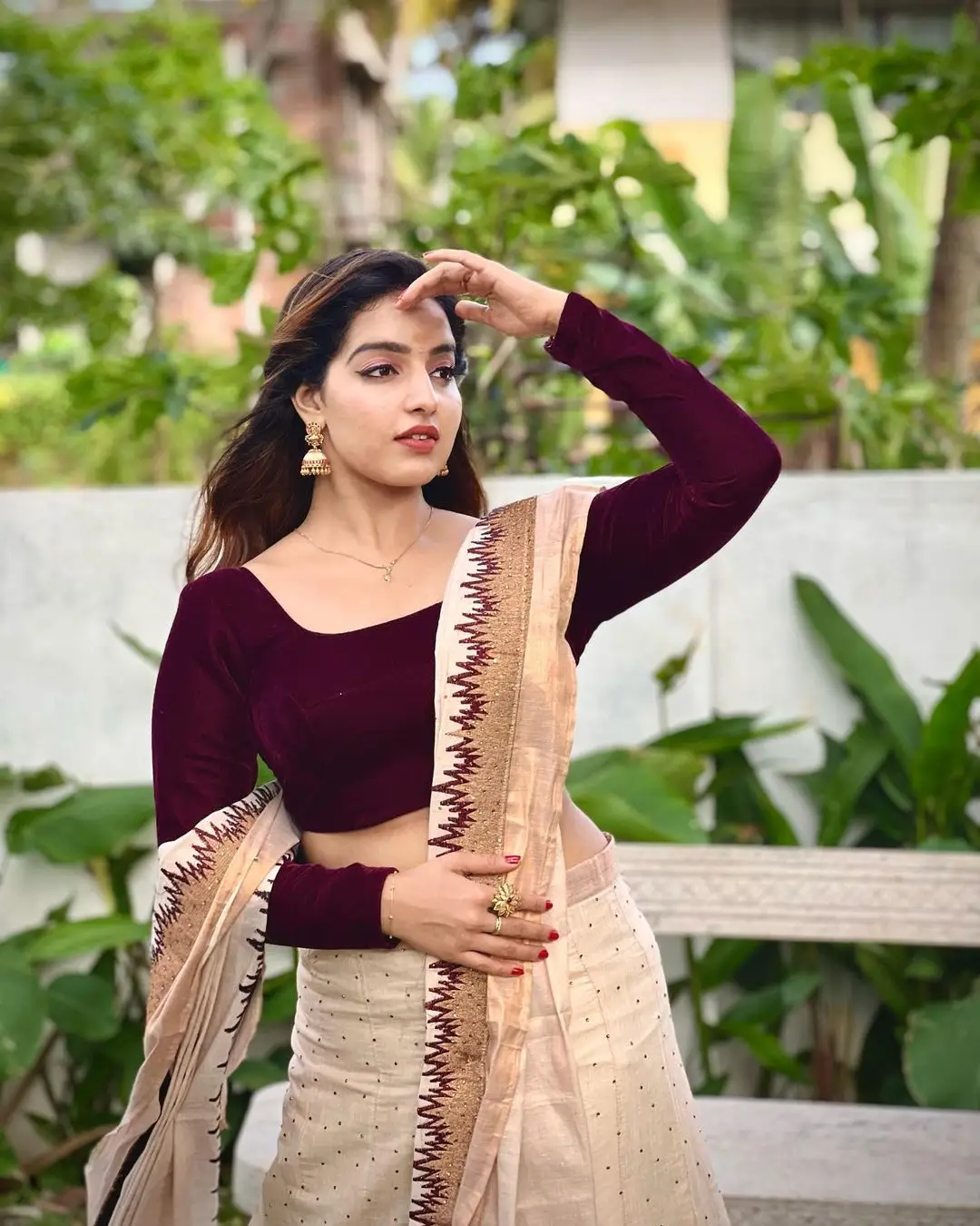 MALAYALAM ACTRESS MALAVIKA MENON IN WHITE SAREE MAROON BLOUSE 9